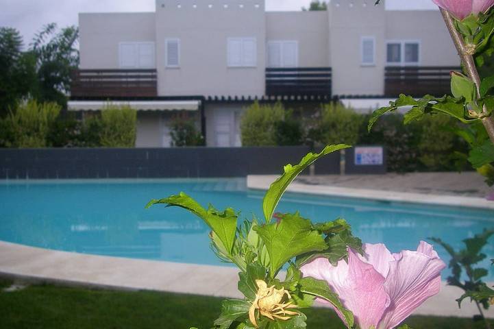 Casa de vacaciones para 8 personas, con jardín además de piscina y jacuzzi, Se admiten mascotas - 1