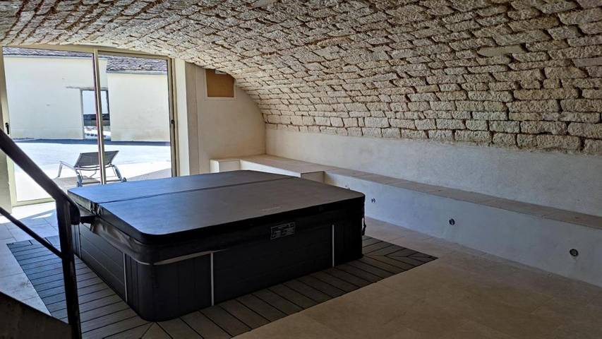 Location de vacances pour 6 personnes, avec Jacuzzi ainsi que Terrasse et Piscine dans Beine