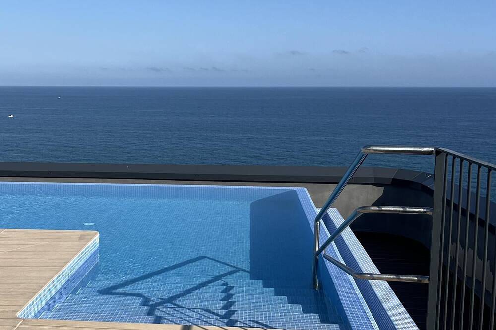 Entire apartment, Apartment with sea views and infinity pool, ideal for families. in Mataró, Costa del Maresme