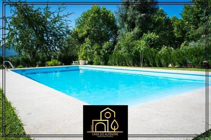 Location de vacances pour 4 personnes, avec piscine ainsi que vue et jardin dans Pedraça