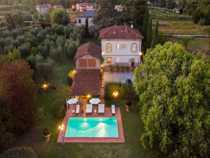 Agriturismo per 10 persone, con giardino e piscina in Capannori