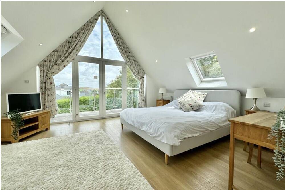 Beautiful Coastal Home-Trevone -Walk to the Beach - Sleeps 8 in Trevone, Cornwall