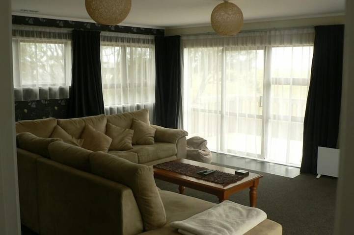 Holiday home for 12 people, with garden and balcony in Waikato