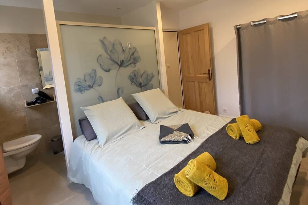 Gite En Luberon near Gordes. in Saint-Saturnin-lès-Apt, Parc naturel régional du Luberon