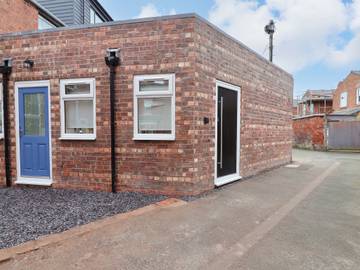 Log Cabin for 4 People in Chester, Cheshire, Photo 1