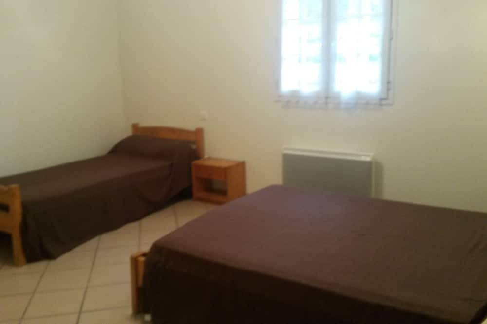 Entire apartment, 3 bedroom apartment overlooking terrace to 08 kms Bayonne in Villefranque, Bayonne region