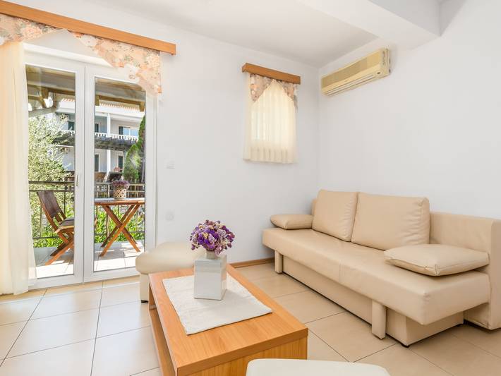 Ferienwohnung für 4 Personen, mit Terrasse und Garten sowie Pool und Kinderpool auf Rab - 3