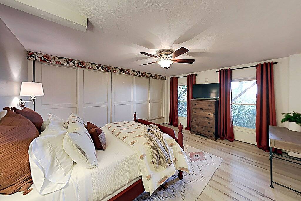 Mountain- & lake-view home with wraparound deck, firepit, & W/D - near dining in Blue Ridge Parkway, Cataloochee Valley