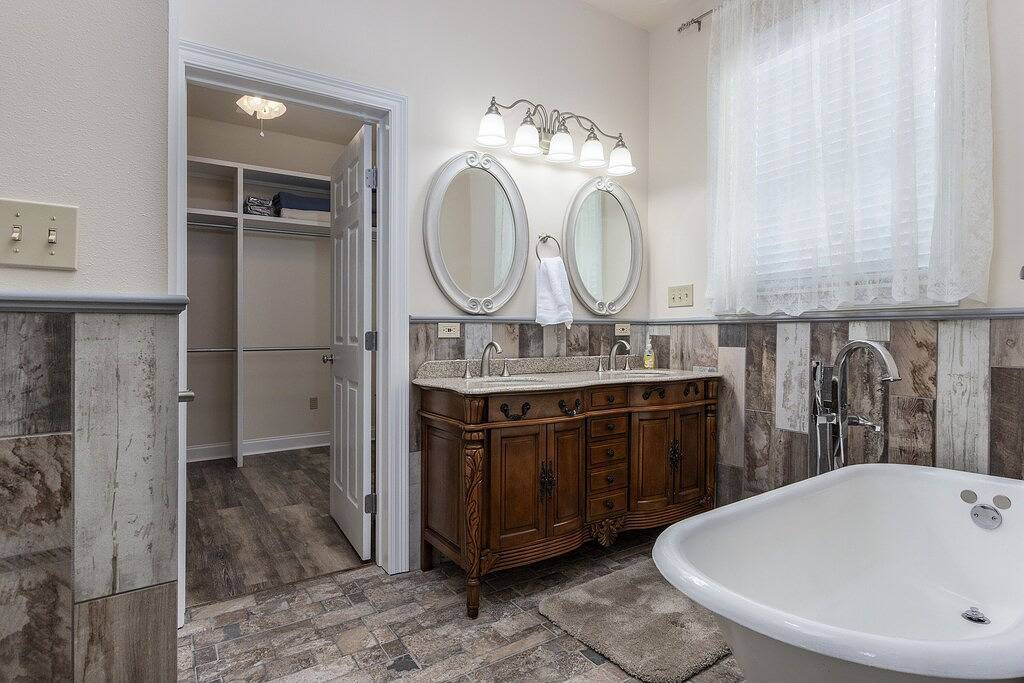 Free Coffee, Soft Drink, Snacks And Toiletries! Private Toilet In Each Bedroom! in Baton Rouge, East Baton Rouge Parish