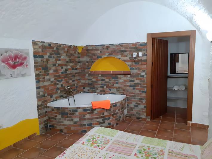 Aparthotel para 3 personas, con jacuzzi y jardín, Se admiten mascotas en Comarca de Guadix - 3