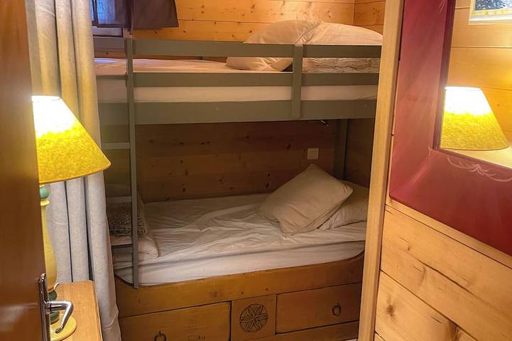 Entire apartment, Chalet-style apartment—3 rooms, 2 bedrooms, ground floor, small garden, parking—3 minutes from the base of the slopes, near the center in La Clusaz, Annecy region