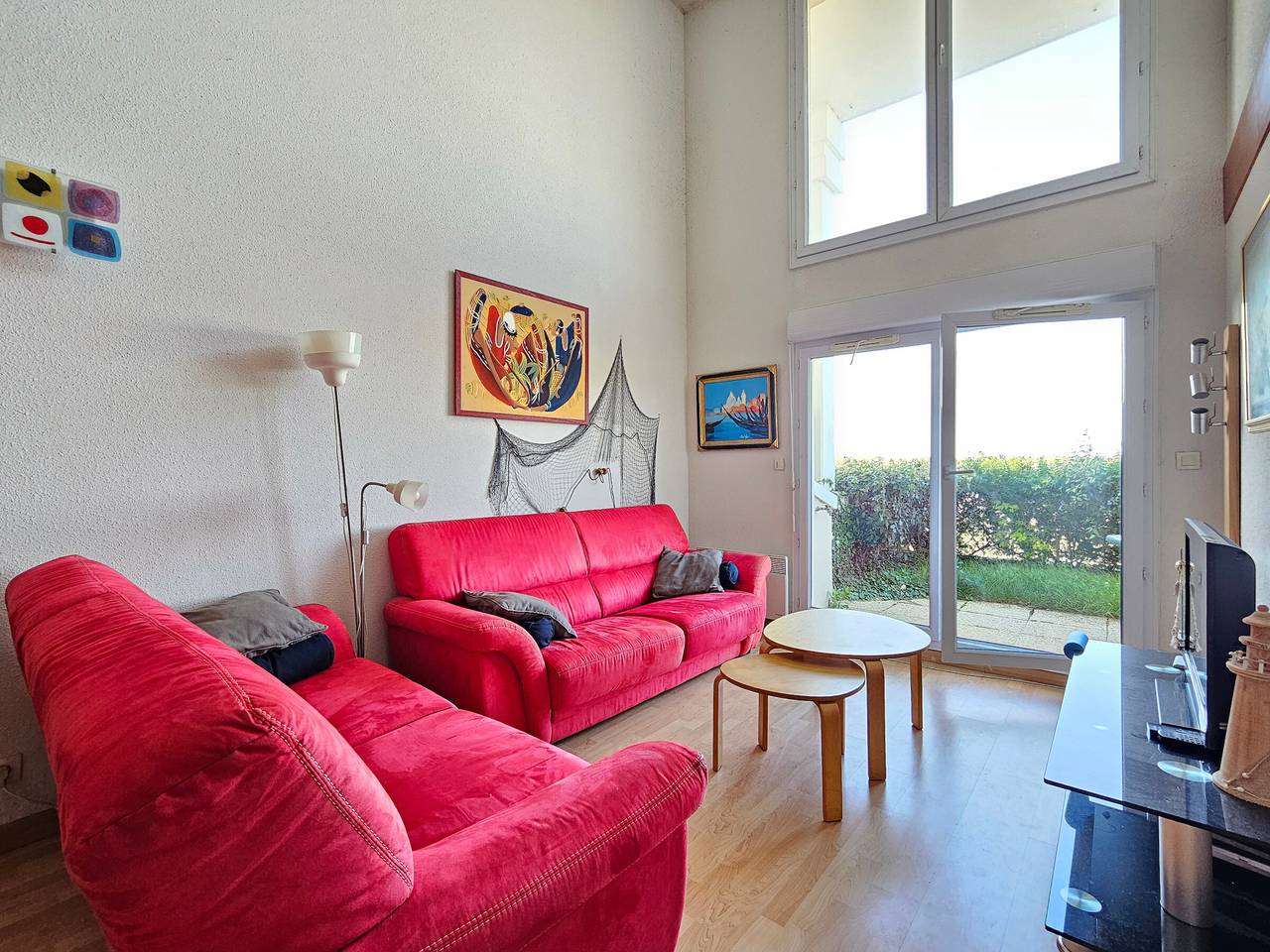 Entire apartment, 4-room duplex with pool, garden and parking in Dives-sur-Mer in Dives-sur-Mer, Lisieux region