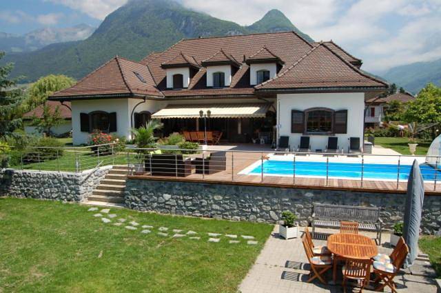 Location de vacances pour 4 personnes, avec Terrasse et Jardin ainsi que Piscine et Sauna à Aigle