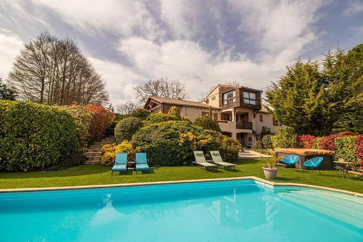 Cottage pour 2 personnes, avec piscine ainsi que jardin et vue, animaux acceptés à Belloc (homonymie)