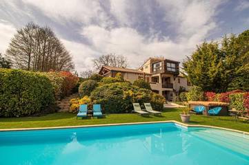 Chambre d’hôte pour 2 personnes, avec piscine ainsi que vue et jardin, animaux acceptés dans l' Ariège