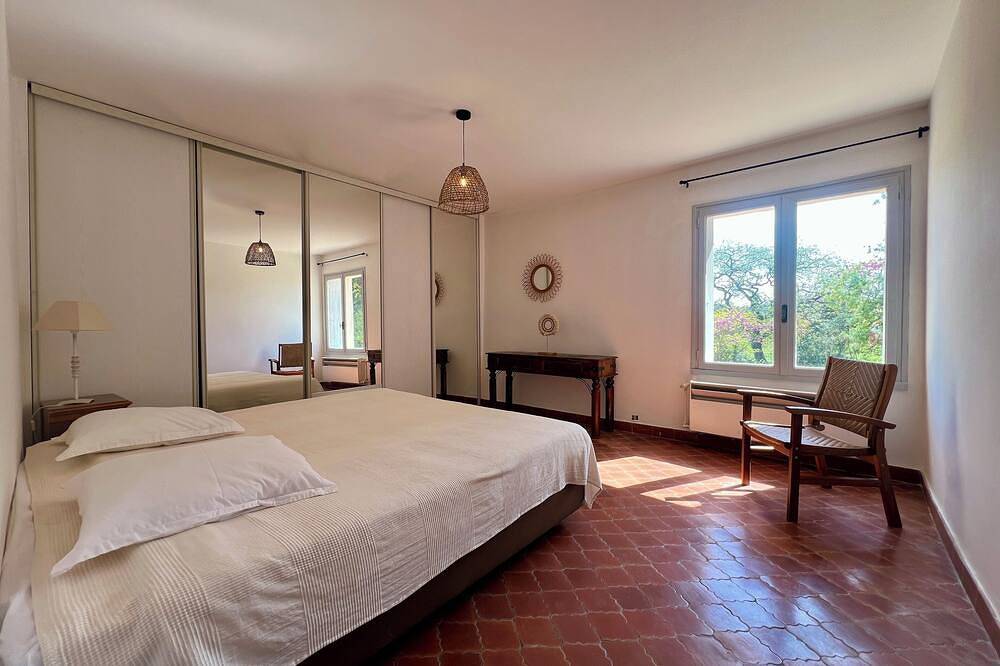 Large country house, heart of nature, 2 private swimming pools, panoramic view ! in Saint-Alexandre, Nimes region