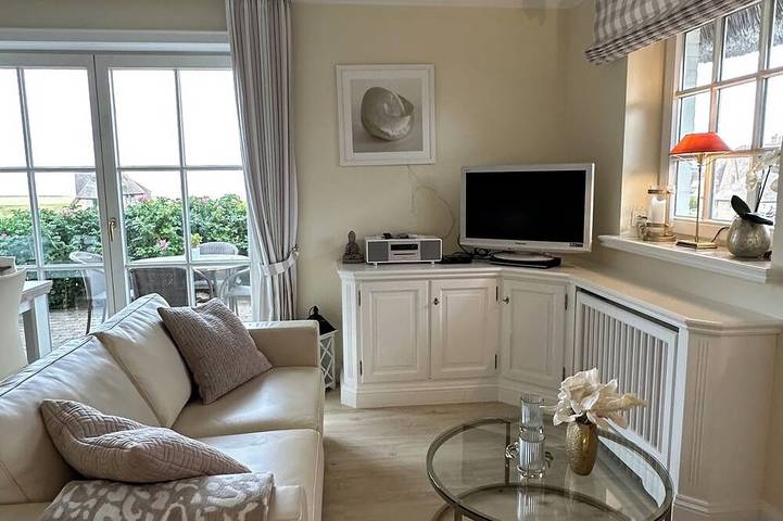 Ganze Wohnung, Exklusive, frisch sanierte Ferienwohnung strandnah m. Terrasse u. Meerblick Wlan in Rantum, Sylt (Gemeinde)
