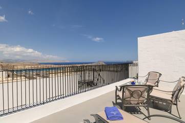 Location de vacances pour 6 personnes, avec jardin ainsi que vue sur l’océan et terrasse à Lindos