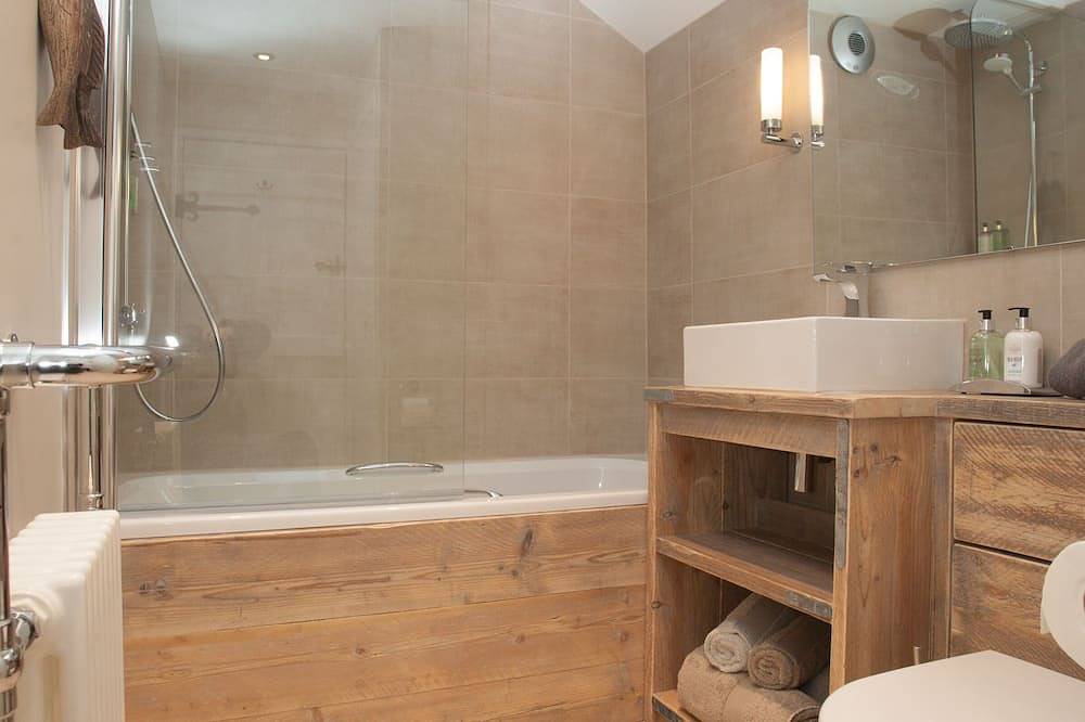 Charming Cottage in Prime Position with Castle Views, 12 The Wynding in Bamburgh, Northumberland