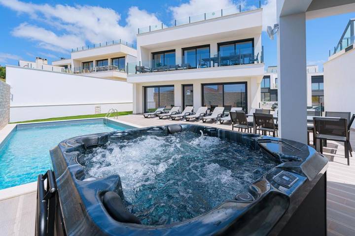 Ferienhaus für 10 Personen, mit Balkon und Whirlpool sowie Terrasse und Garten