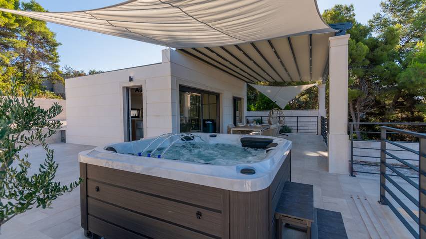 Villa for 2 people, with hot tub and terrace as well as garden in Brac