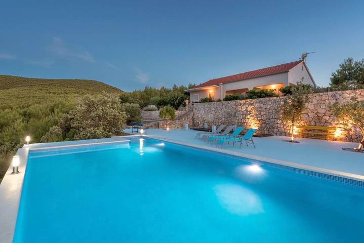 Maison d’hôte pour 8 personnes, avec Balcon et Terrasse ainsi que Jardin et Piscine dans Hvar - 2