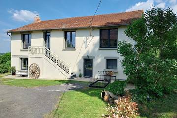 Location de vacances pour 9 personnes, avec piscine à Saint-Sulpice-le-Dunois