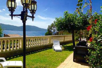 Location de vacances pour 6 personnes, avec terrasse et jardin dans Plage de Lava