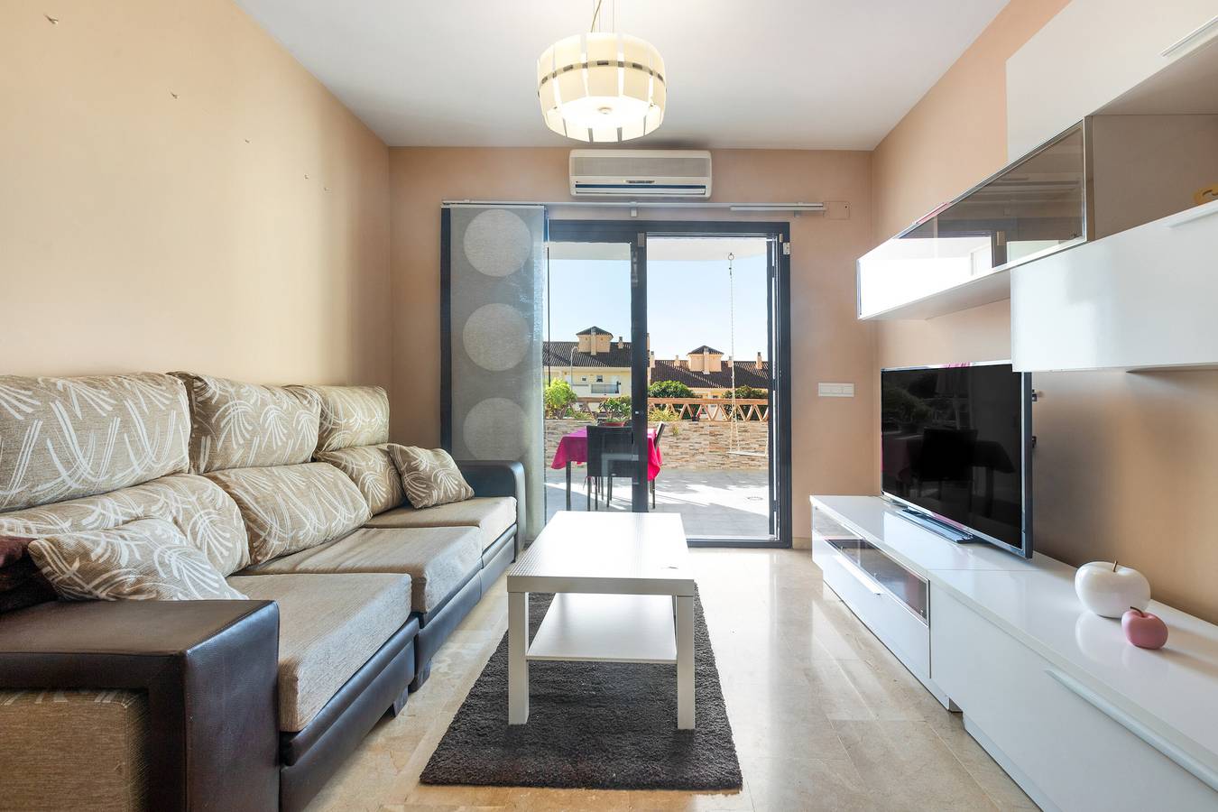 Apartamento entero, Apartamento 'Las Mimosas' con vistas al mar, Wi-Fi y aire acondicionado in Benalmádena, Costa del Sol