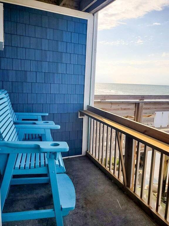 Ganze Wohnung, By The Sea: Gorgeous ocean views with balcony! in North Topsail Beach, Camp Lejeune
