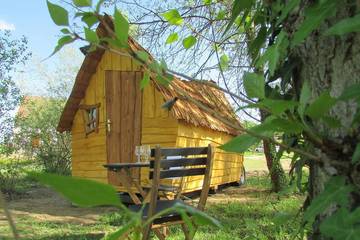 Cabane en bois pour 2 personnes, avec terrasse et piscine dans Allier