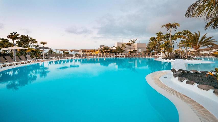 Hôtel pour 4 personnes, avec vue et jardin ainsi que piscine et bassin pour enfant