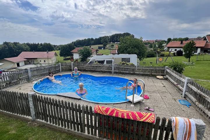 Ferienwohnung für 4 Personen, mit Sauna und Balkon sowie Pool und Garten, mit Haustier in Kirchberg im Wald