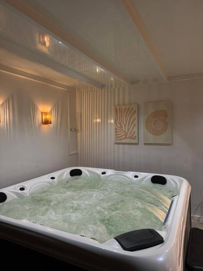 Gîte pour 2 personnes, avec Jacuzzi et Terrasse ainsi que Jardin et Sauna à Tiel