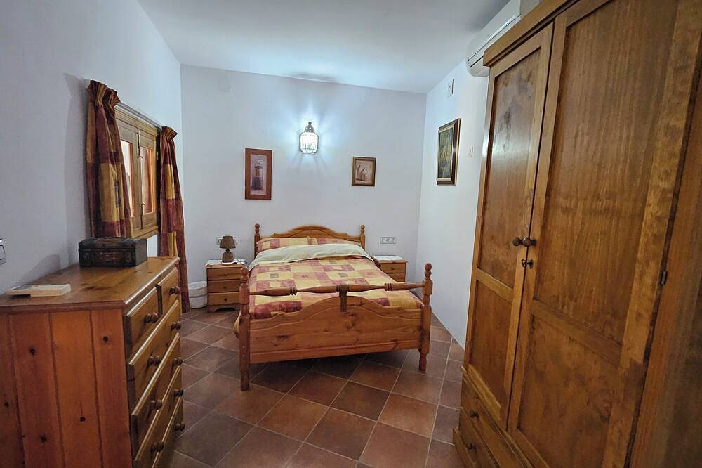 Entire apartment, Spacious, cozy and family-friendly apartment above Lake Iznajar in Rute, Sierras Subbéticas