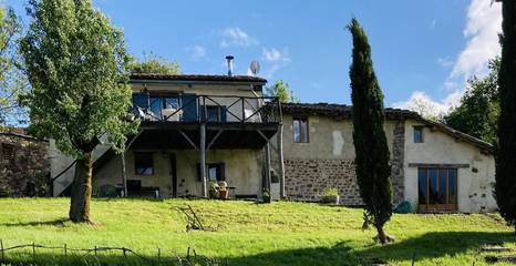 Gîte pour 6 personnes, avec piscine ainsi que jardin et balcon à Puycelsi