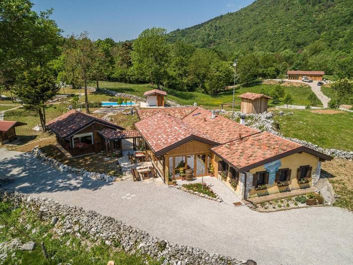 Chambre d’hôte pour 10 personnes, avec Balcon et Terrasse ainsi que Jacuzzi et Jardin à Meduno