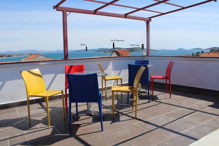 Ferienwohnung für 4 Personen, mit Ausblick und Balkon/Terrasse sowie Meerblick in Vodice