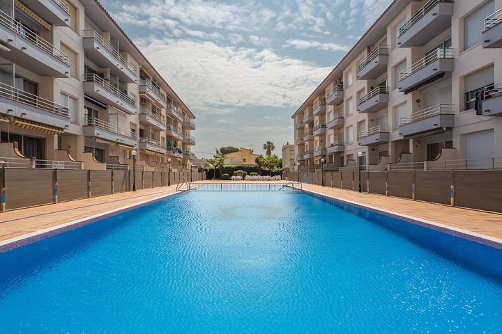 Apartamento entero, Apartamento 'Omega 7' con piscina compartida, jardín compartido y aire acondicionado in L' Estartit, Estartit