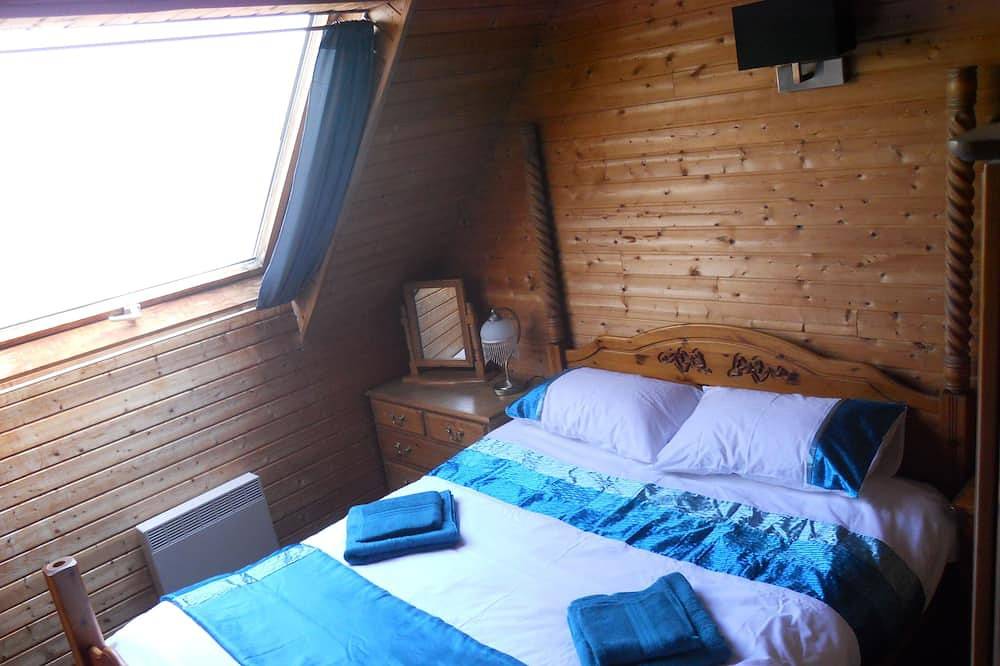 3 Bedroom Chalet/Lodge Stunning Views of Lake & Golf Course. Pool (May to Sept) in Saint-Germain-de-Tallevende-la-Lande-Vaumont, Région de Vire