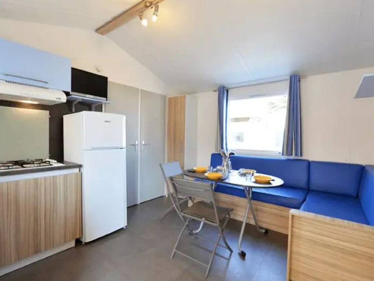 Geräumiges Mobilheim mit Terrasse - 8 Pers. in Angles, Vendée