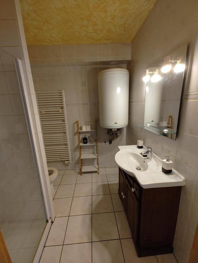 Appartement entier, One-Bedroom Apartment in Pont-de-l'Arche, Région de Les Andelys