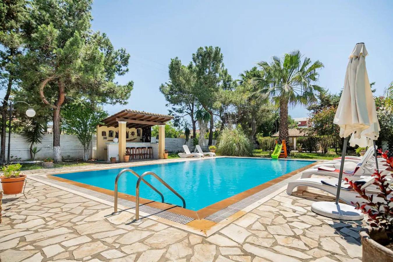 Entire apartment, Apartment 'Iris One-Bedroom Bungalow' with Shared Pool, Wi-Fi and Air Conditioning in Corfu