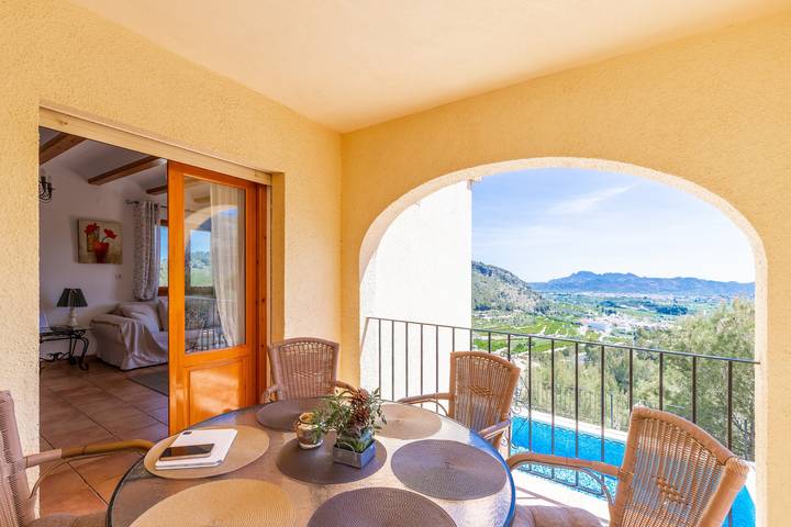 Villa vacacional cerca de Denia con vistas a la montaña, piscina y Wi-Fi in Adsubia, Interior de Alicante