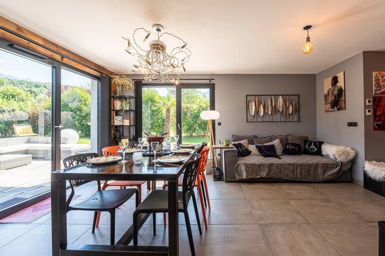 Villa 'Maison Neuve Proche Lac D'Annecy' avec vue montagne, terrasse privée et Wi-Fi in Saint-Jorioz, Parc naturel régional du Massif des Bauges