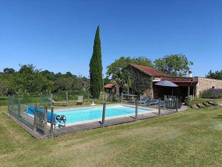 Location de vacances pour 8 personnes, avec jardin ainsi que piscine et vue, animaux acceptés à Saint-Cernin-de-l'Herm