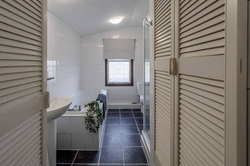 Casa-Confortable-Baño privado con bañera y ducha-Vista al Jardín in Dartford, Kent