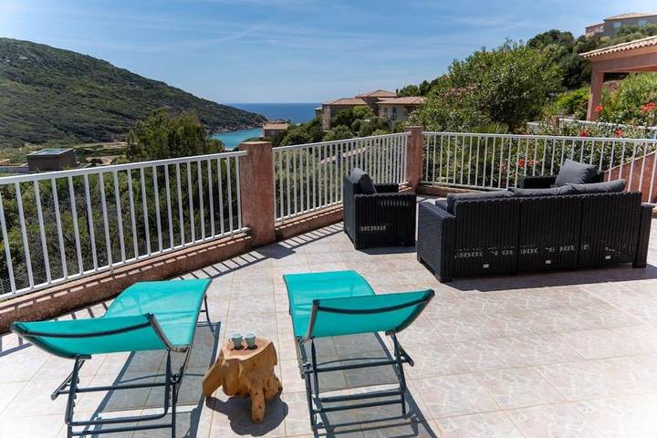 Villa pour 8 personnes, avec piscine et terrasse ainsi que vue et jardin