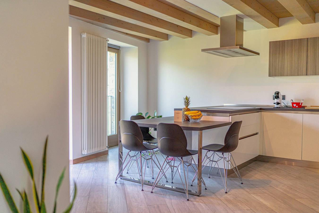 Appartamento intero, Orizzonte Verde - Modern Suite con giardino, idromassaggio e vista Valtellina in Cino, Alpi del Bernina