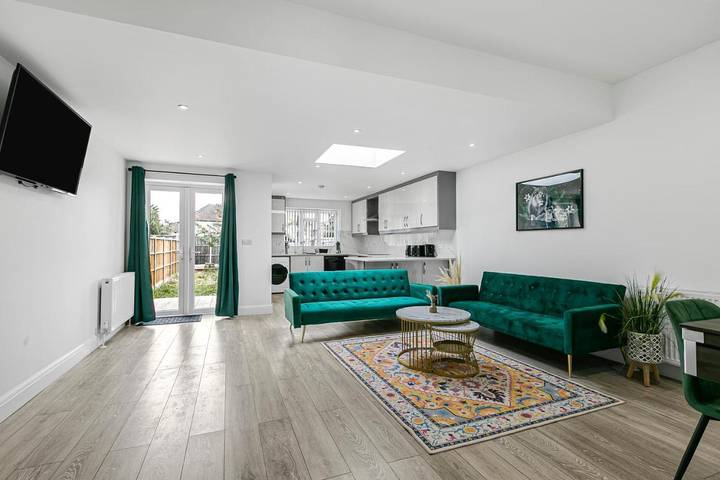 Holiday home for 15 people, with view and garden in Hounslow